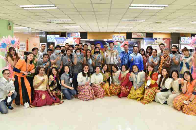 友達推動「安心、、、、創新、、用心、、、、同心、、、、盡心」五星職旅，，，，為菲籍員工打造全方位照護，，首度贏得「人權實踐與發展領袖獎」殊榮