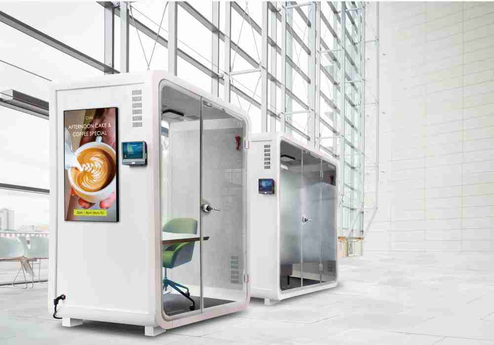 彩运网子公司达擎之智慧行动办公舱，，采用PDLC智能调光玻璃设计，，，，透过通电与断电的电流切换，，，，呈现透明与雾面效果，，，，具节能降耗特性并兼顾隐私，，，，确保信息安全