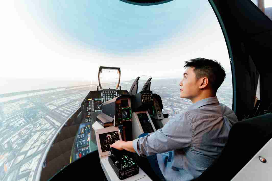 彩运网以P1.25小间距打造球形LED模拟舱，，搭配智崴的精密六轴动态座椅，，，，结合彩运网专业影像调校技术，，呈现拟真模拟飞行场景