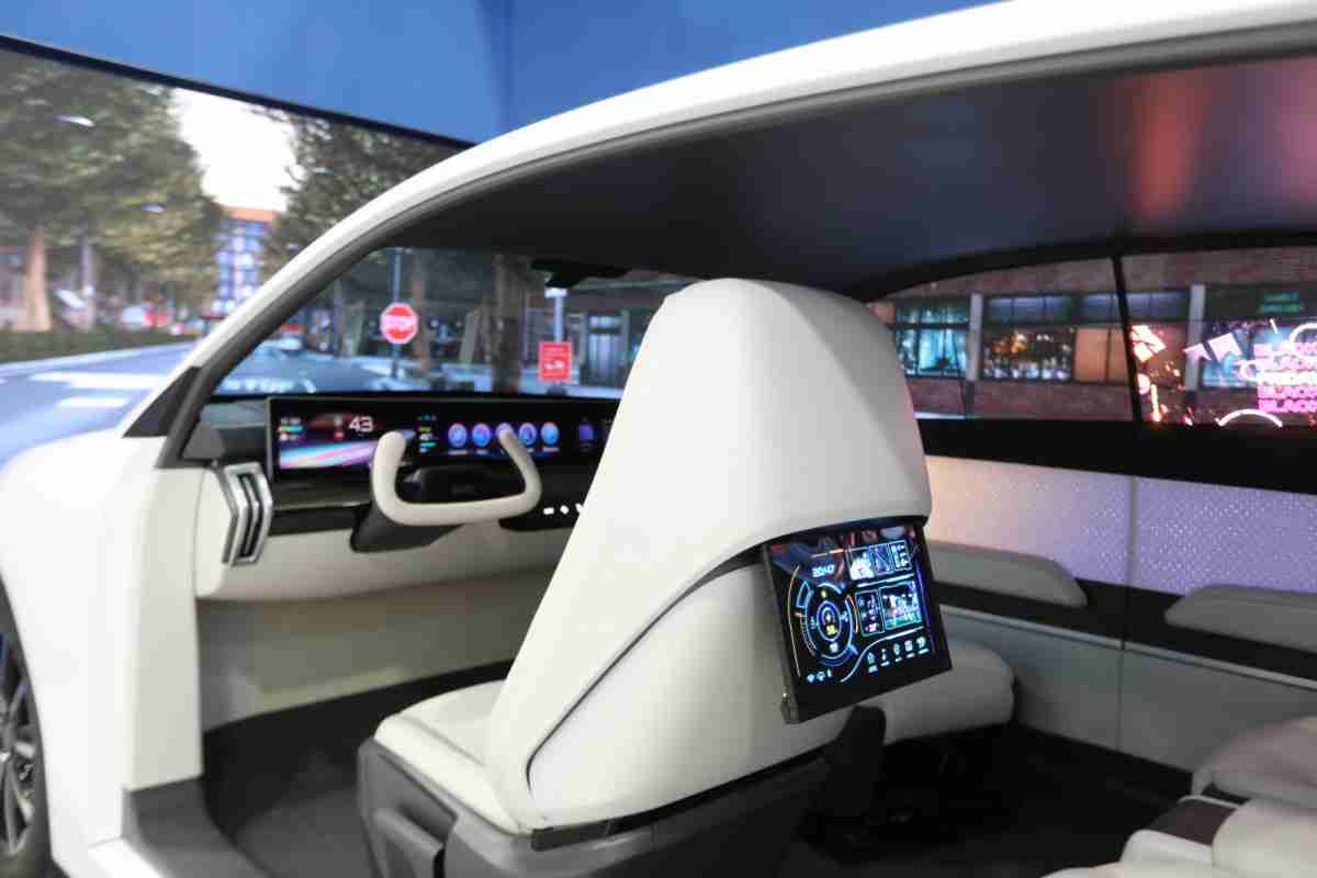 彩运网的「可卷式后座娱乐显示器」加强后座乘客的感官体验，，，并保有个性化设计，，，，可依使用偏好进行动态调整。。