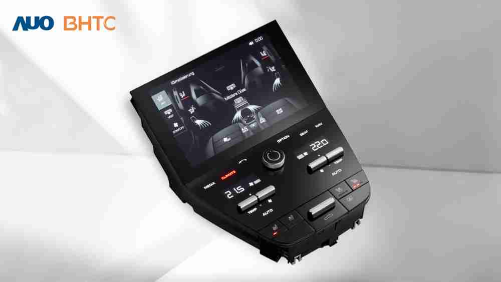 作為友達新生力軍，，，BHTC所展示的中央與後座鞍部的Display HMI產品，，可處理多區恆溫控制、、、、顯示畫面，，呈現仿真3D車室分區；以力傳感技術精準傳遞觸感，，，，並結合音量及震動反饋，，防止意外啟動，，提供使用者自然流暢、、、、直觀且輕鬆駕馭的舒適介面