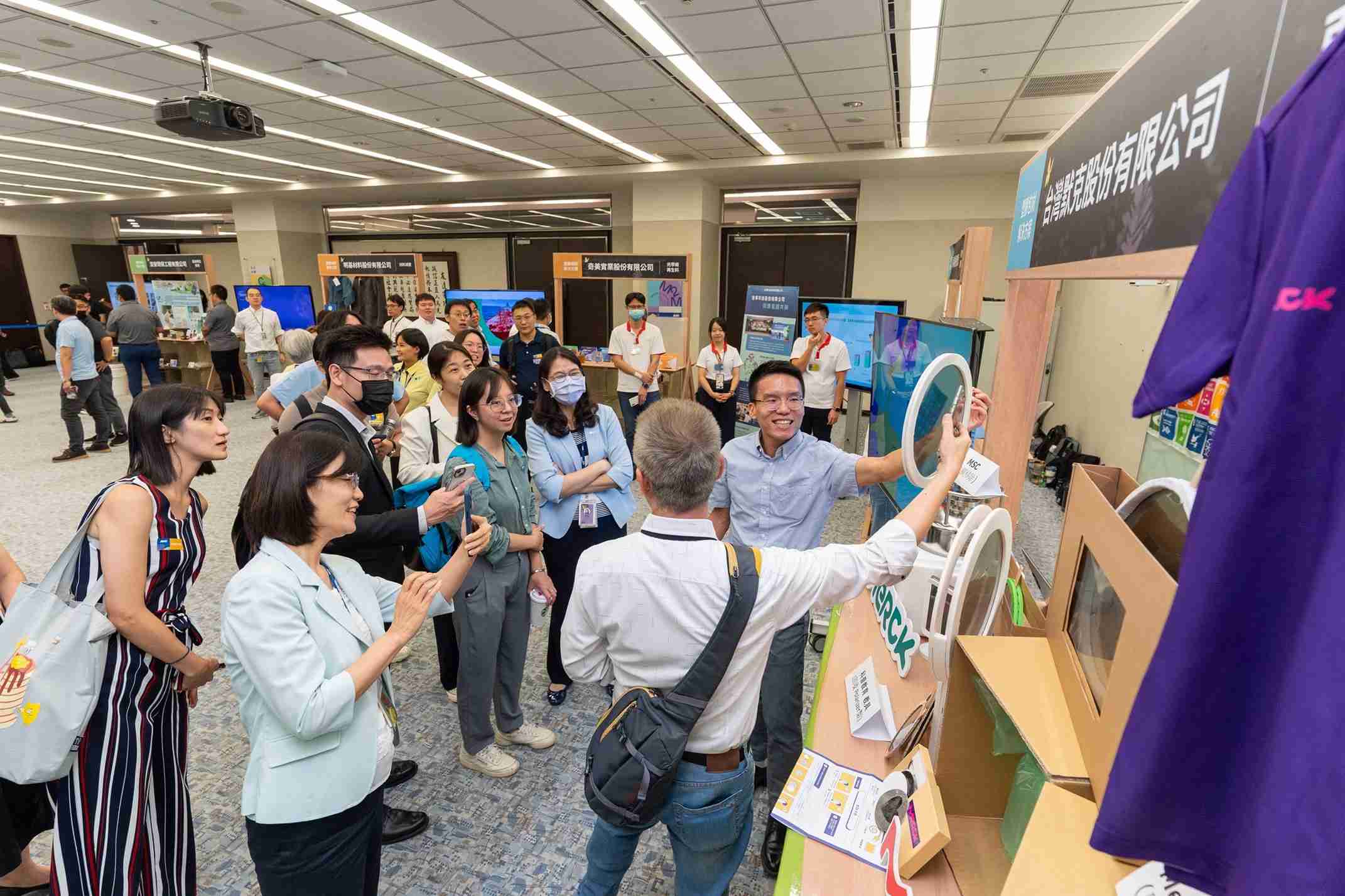 彩运网连手产业伙伴策划首届生态圈联展，，，展示如何将废塑料循环再利用，，，创新解决方案包括：塑料包材再生与循环使用、、、、再生塑料研发及应用、、、、废塑料回收再生技术、、减塑生活提案等