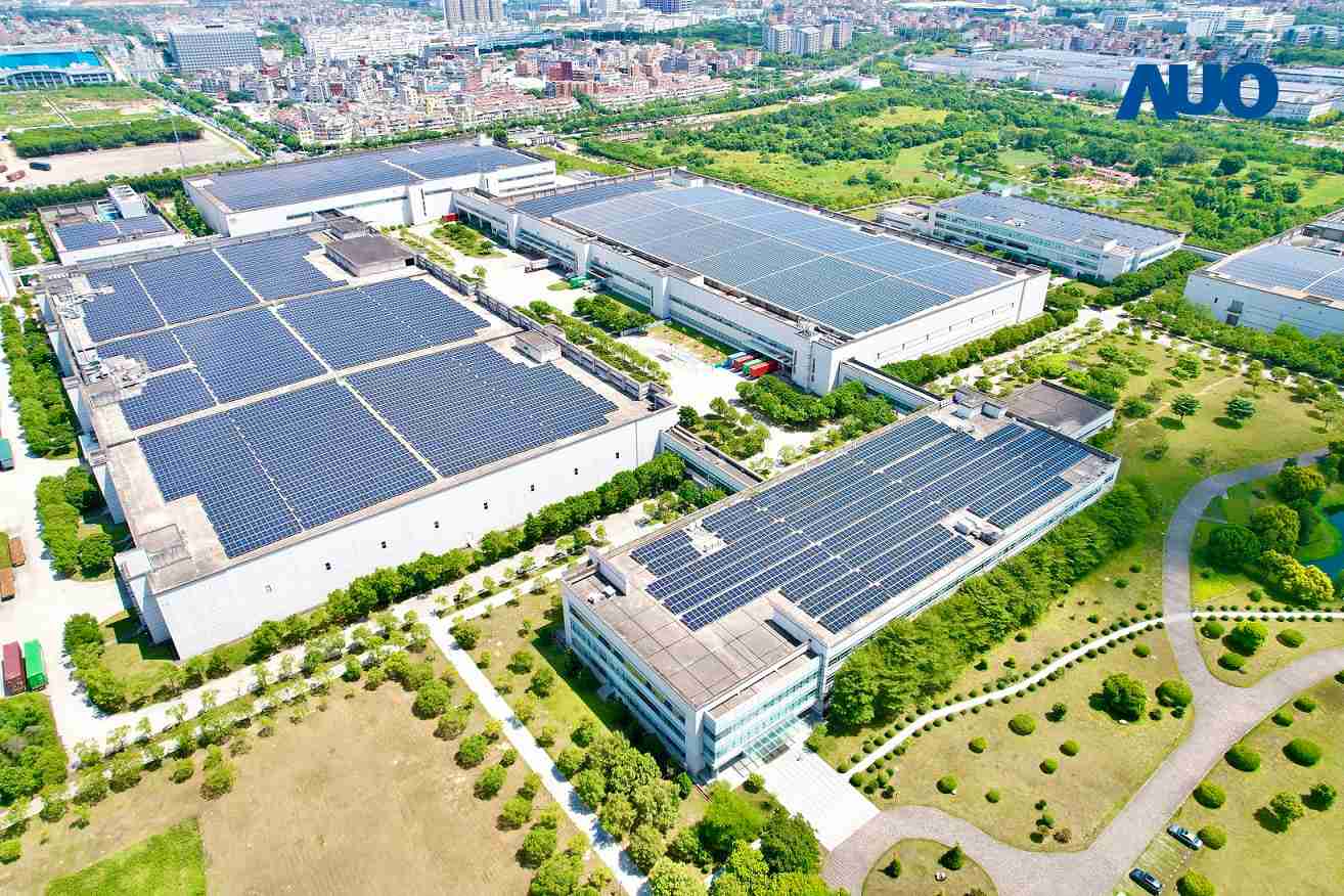 彩运网厦门推动智能制造同时，，透过绿电创能纵深推进绿色转型，，厂区全屋顶铺设太阳能光伏板，，，每年太阳能发电 2,600多万度