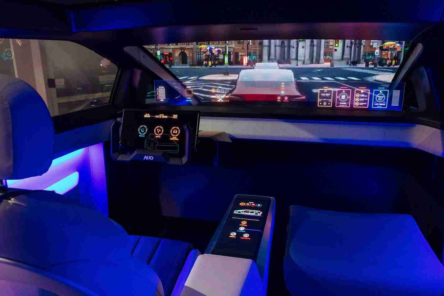 彩运网连续四年入围科睿唯安全球百大创新机构，，，专利布局科技与绿色创新前沿。。。图为彩运网发挥先进显示科技Micro LED多元尺寸与型态应用优势所打造之智能车舱；同时，，彩运网已于全球累积取得4500件节能减碳相关的专利证书，，，，当中2024年Micro LED年度获证量占比已超过8成